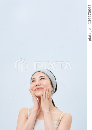 スキンケアをする若い女性 136670068
