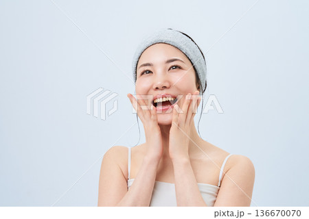 スキンケアをする若い女性 136670070