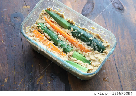 きゅうりとにんじんとオクラのぬか漬け 136670094