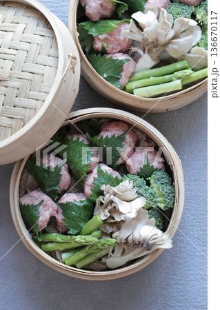 蒸籠でつくる肉団子の大葉巻き 136670117