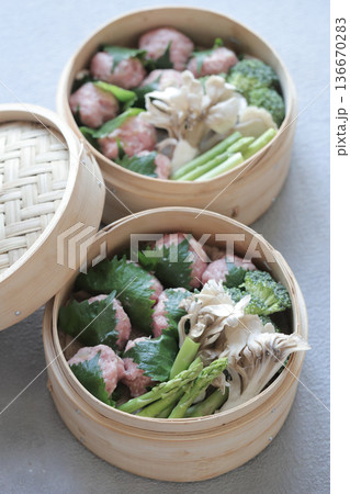 蒸籠でつくる肉団子の大葉巻 136670283