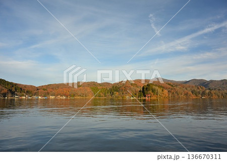 紅葉に彩られた野尻湖の湖畔風景（長野県信濃町） 136670311