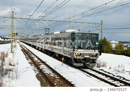 厳冬の湖西線 安曇川駅を行く 新快速 厳冬の湖西線 安曇川駅を行く 新快速 136670527