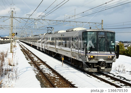 厳冬の湖西線 安曇川駅を行く 新快速 厳冬の湖西線 安曇川駅を行く 新快速 136670530