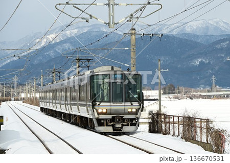 厳冬の湖西線 近江中庄駅を行く 新快速 厳冬の湖西線 近江中庄駅を行く 新快速 136670531