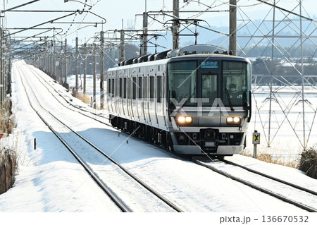厳冬の湖西線　近江中庄駅を行く　新快速 136670532