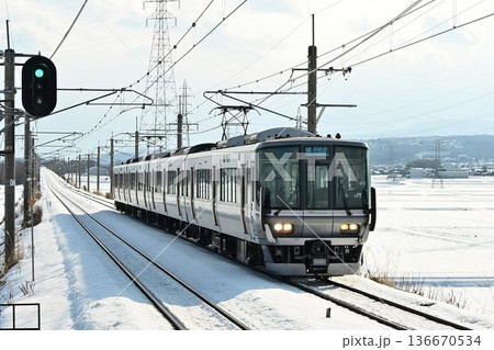 厳冬の湖西線　近江中庄駅を行く　新快速 136670534