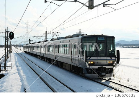 厳冬の湖西線 近江中庄駅を行く 新快速 厳冬の湖西線 近江中庄駅を行く 新快速 136670535