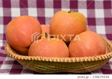 収穫されたりんご「ムーンルージュ」（長野県） 136670548