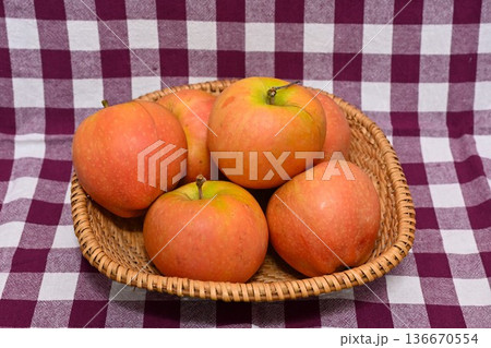 収穫されたりんご「ムーンルージュ」（長野県） 136670554