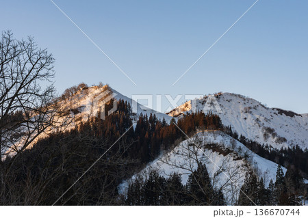 夕暮れの雪山と雪解けの風景 夕暮れの雪山と雪解けの風景 136670744
