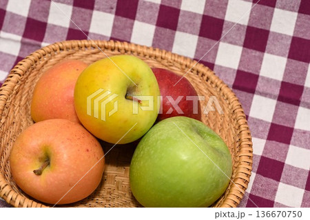 長野県産りんごの集合写真（長野県） 136670750