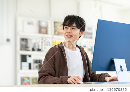 オフィスで働く若いエンジニア 136670826