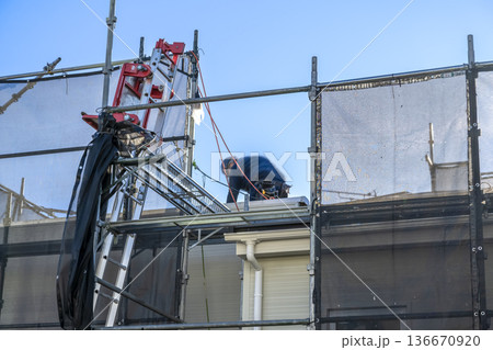 戸建て家屋の屋根修理工事 作業員 戸建て家屋の屋根修理工事 作業員 136670920