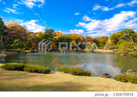 東京都文京区 秋晴れの六義園 東京都文京区 秋晴れの六義園 136670938