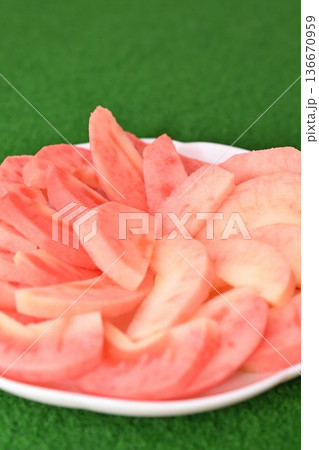 皿に盛られた長野名産のリンゴ　ムーンルージュ（長野県） 136670959