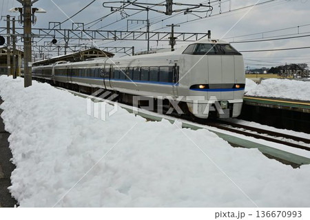 厳冬の湖西線　安曇川駅を行く　特急電車 136670993