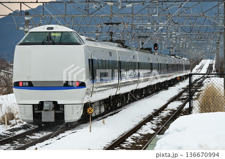 厳冬の湖西線 近江中庄駅を行く 特急電車 厳冬の湖西線 近江中庄駅を行く 特急電車 136670994