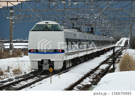 厳冬の湖西線 近江中庄駅を行く 特急電車 厳冬の湖西線 近江中庄駅を行く 特急電車 136670995