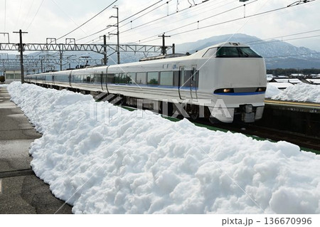 厳冬の湖西線 安曇川駅を行く 特急電車 厳冬の湖西線 安曇川駅を行く 特急電車 136670996