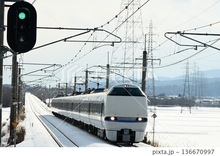 厳冬の湖西線 近江中庄駅を行く 特急電車 厳冬の湖西線 近江中庄駅を行く 特急電車 136670997