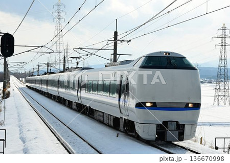厳冬の湖西線 近江中庄駅を行く 特急電車 厳冬の湖西線 近江中庄駅を行く 特急電車 136670998