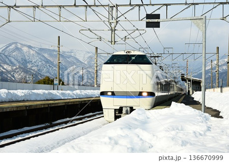 厳冬の湖西線　安曇川駅を行く　特急電車 136670999