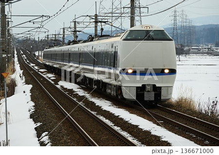 厳冬の湖西線 近江中庄駅を行く 特急電車 厳冬の湖西線 近江中庄駅を行く 特急電車 136671000