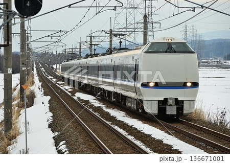 厳冬の湖西線　近江中庄駅を行く　特急電車 136671001