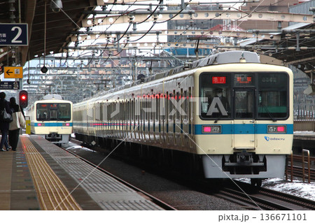 ［OH］冬の小田急線複々線区間を行く8000形電車（急行：新宿⇔小田原） 136671101