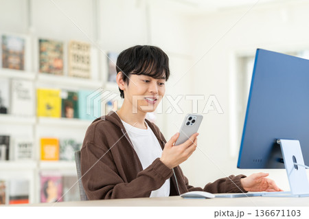 オフィスで働く若いエンジニア 136671103