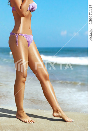 Women's sexy legs on the beach 136671117