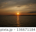 海に沈む夕日 136671184