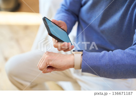 スマートデバイスからの通知を見るアジア人シニア男性 136671187