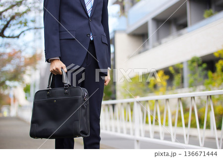 屋外を歩く20代のビジネスマン 屋外を歩く20代のビジネスマン 136671444