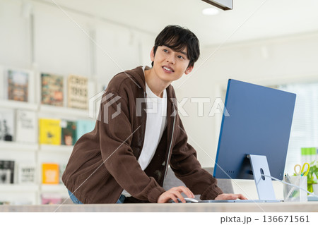 オフィスで働く若いエンジニア 136671561