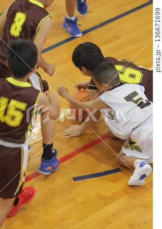 体育館でバスケットボールをする選手 136671699