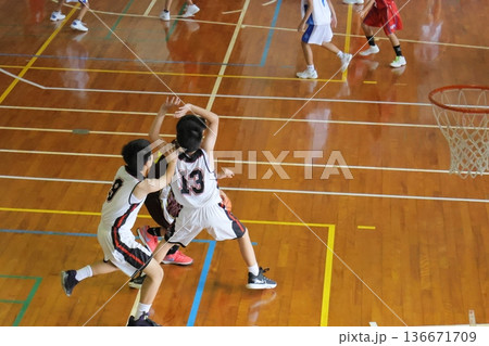 体育館でバスケットボールをする選手 136671709