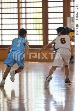 体育館でバスケットボールをする選手 体育館でバスケットボールをする選手 136671718