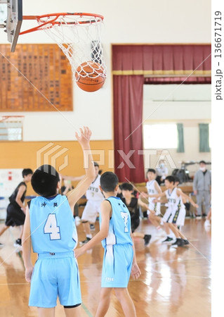 体育館でバスケットボールをする選手 136671719
