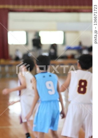 体育館でバスケットボールをする選手 体育館でバスケットボールをする選手 136671723