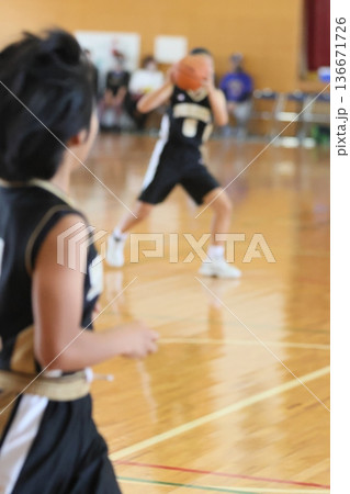 体育館でバスケットボールをする選手 体育館でバスケットボールをする選手 136671726