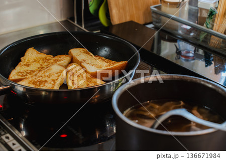 焼きたてフレンチトーストの朝食準備 フライパン調理のキッチン風景 焼きたてフレンチトーストの朝食準備 フライパン調理のキッチン風景 136671984