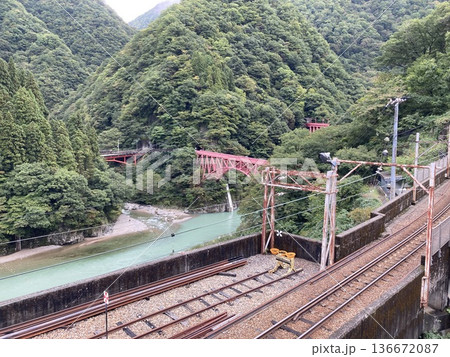 宇奈月駅からのトロッコ線路と黒部川 宇奈月駅からのトロッコ線路と黒部川 136672087