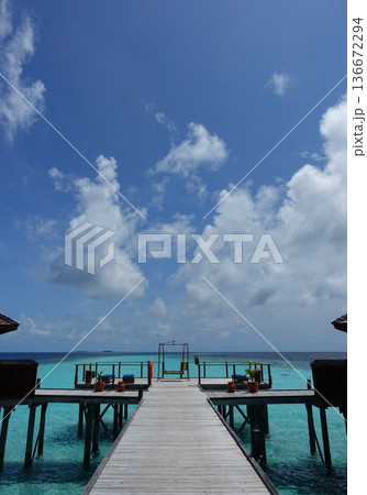 ラグーンに飛び出すブランコがある桟橋 136672294