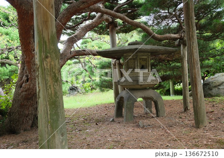 日本庭園で見つけた灯籠 日本庭園で見つけた灯籠 136672510