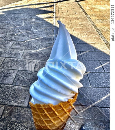 温泉街で食べたソフトクリーム 136672511