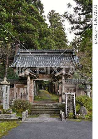 晩秋の種月寺境内風景（新潟県新潟市西蒲区） 136672531