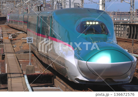 東北新幹線E5系（秋田新幹線E6系併結） 136672576