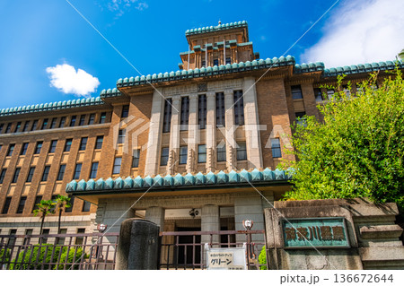 神奈川県横浜市 青空と緑に映える神奈川県庁本庁舎 神奈川県横浜市 青空と緑に映える神奈川県庁本庁舎 136672644